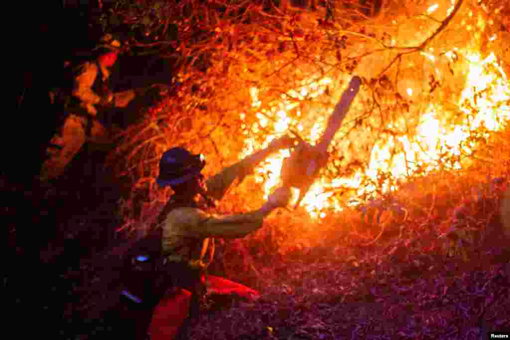 Aunque el fin de semana los bomberos tuvieron un respiro gracias a un clima más calmado, el pronóstico anticipa más viento.&nbsp;De ocurrir eso, los focos en casas y valles ya quemados podrían reavivarse.