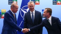 Cumhurbaşkanı Erdoğan (solda) ve İsveç Başbakanı Ulf Kristersson (sağda), Vilnius'ta düzenlenen NATO zirvesi öncesinde NATO Genel Sekreteri Jens Stoltenberg'in önünde el sıkışıyor- 10 Temmuz 2023