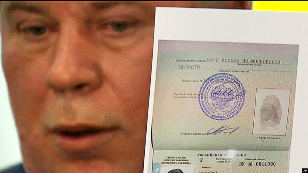 Pengacara Rusia Anatoly Kucherena memperlihatkan kepada pers dokumen sementara yang diberikan pemerintah Rusia untuk Edward Snowden (1/8). Rusia memberikan ijin untuk bekerja dan tinggal sementara di Rusia untuk buron Amerika tersebut selama setahun.