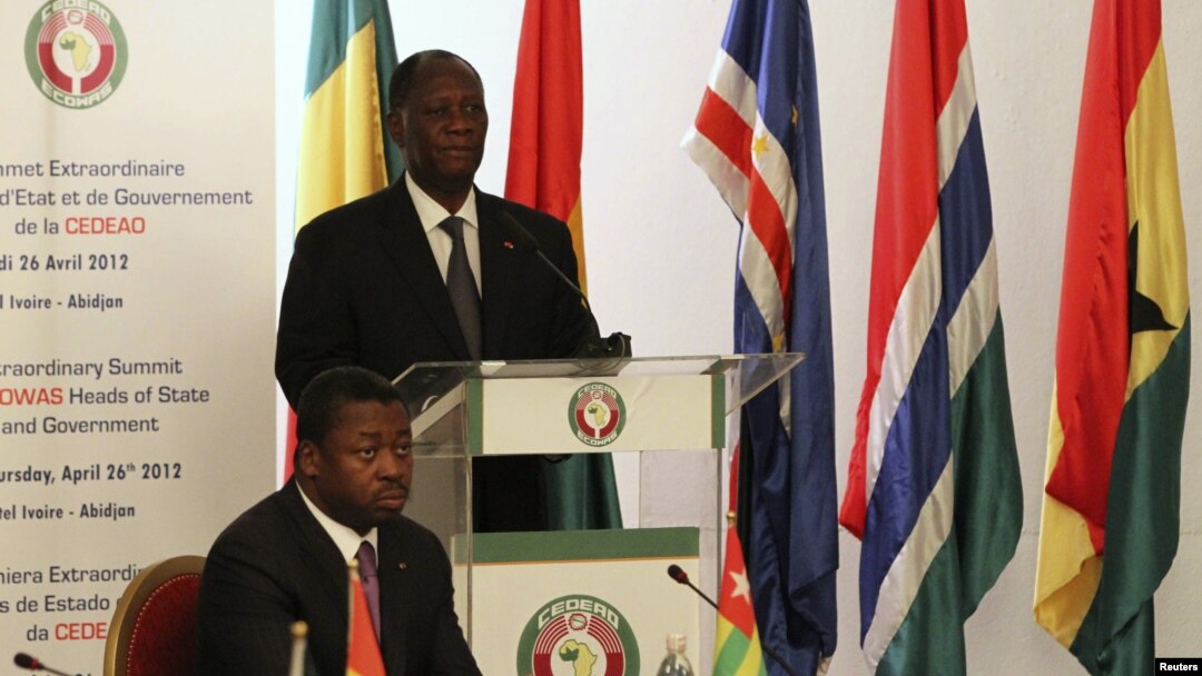 Pemimpin ECOWAS dan Presiden Pantai Gading Alassane Ouattara didampingi presiden Togo, Faure Gnassing memimpin rapat ECOWAS terkait krisis Mali dan kudeta Guinea-Bissau (26/4).