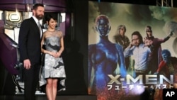 Aktor Australia yang berperan sebagai Wolverine (kiri) dan aktris Jepang, Ayame Goriki (kanan) yang memerankan tokoh Mystique dalam film X-Men versi Jepang berpose dalam penayangan perdana di Jepang, film X-Men: Days of Future Past, di Tokyo, 27 Mei 2014. (Foto: AP)