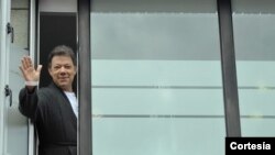 "Me estoy recuperando bien", dijo el Presidente Juan Manuel Santos este jueves al aparecer por la ventana de la habitación de la Fundación Santa Fe de Bogotá, para saludar a los periodistas y agradecer los mensajes en los que los colombianos le desean bue