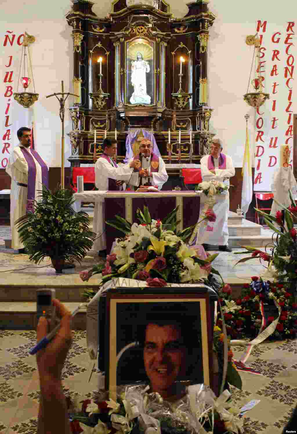 Durante los pr&oacute;ximos d&iacute;as, varios libros de condolencias por la muerte de Pay&aacute; permanecer&aacute;n abiertos, a partir de la una de la tarde, en las iglesias de La Inmaculada en Hialeah, la Ermita de la Caridad, San Kevin y San Brenda.