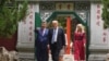 美国总统特朗普在中国领导人大院中南海与中国国家主席习近平散步交谈。(2026年5月15日)