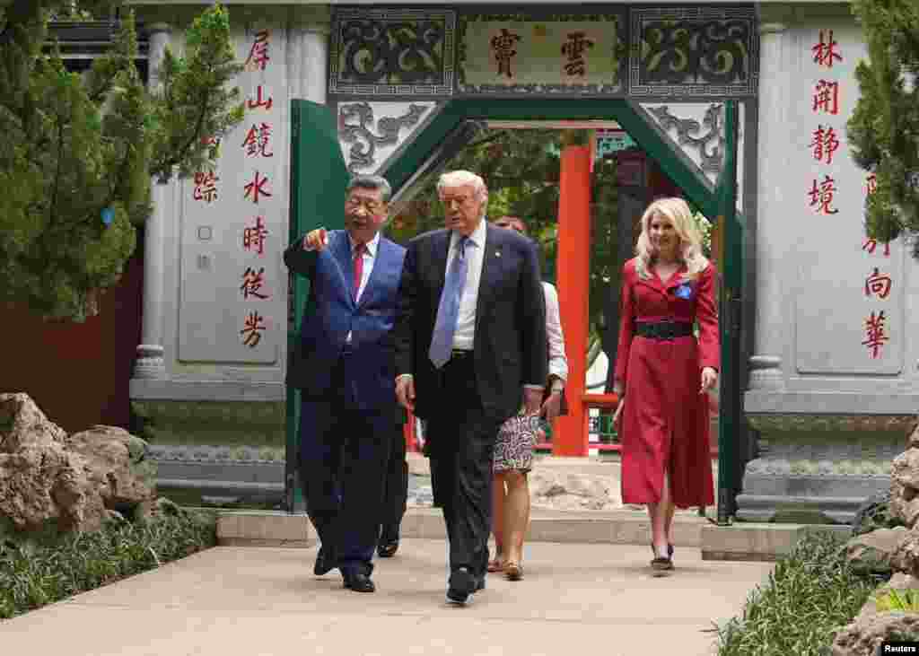 美国总统特朗普在中国领导人大院中南海与中国国家主席习近平散步交谈。(2026年5月15日)