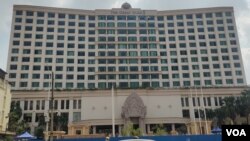 The Great Duke Phnom Penh hotel is now set up to treat COVID-19 patients amid a third wave of the pandemic in Cambodia, March 9, 2021. (Nem Sopheakpanha/VOA Khmer) 