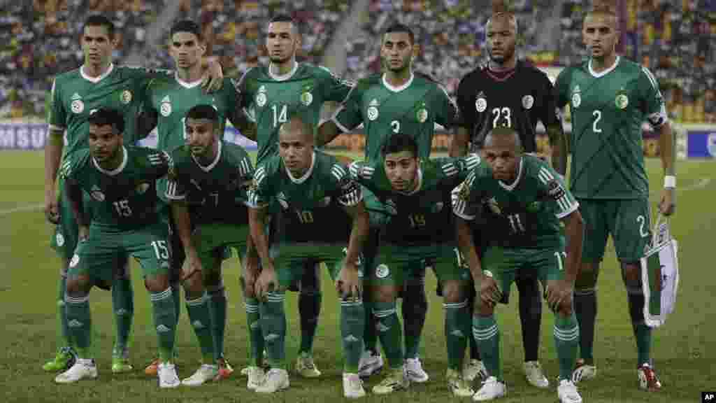 L&#39;équipe nationale de l&#39;Algérie avant le match de la Coupe d&#39;Afrique des Nations Groupe C contre le Sénégal au stade de Malabo à Malabo, en Guinée équatoriale, mardi 27 janvier 2015.