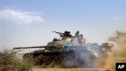 A Yemeni army tank moves to take a position in Saada, north of Sanaa, during clashes with Houthi rebels, 11 Feb 2010