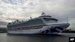 Kapal Pesiar "Ruby Princess" berangkat dari Pelabuhan Kembla di Wollongong, Australia, 23 April 2020. 