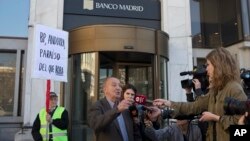 Un cliente del banco de Madrid, filial del Banco de Andorra, es entrevistado por periodistas el día de su intervención por parte de las autoridades en marzo pasado.