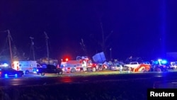 24일 밤 토네이도가 강타한 미국 남부 미시시피주 실버시티의 고속도로에서 차량과 시설물들이 뒤엉켜 있다. 