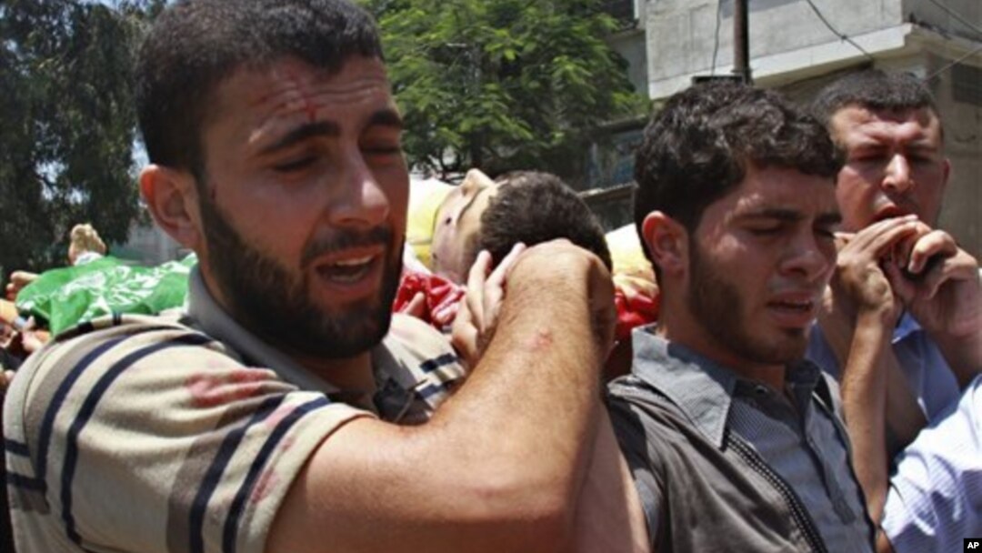 Palestinci na sahrani nose telo ekstremiste iz Hamasa, Mahmuda al-Hekija, koji je ubijen u izraelskom napadu, 12. jul 2012.