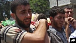 Palestinci na sahrani nose telo ekstremiste iz Hamasa, Mahmuda al-Hekija, koji je ubijen u izraelskom napadu, 12. jul 2012.