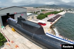 북한은 8일, 북한 해군 전술핵공격잠수함 ‘김군옥 영웅함’ 진수식이 지난 6일 함경남도 신포조선소에서 열렸다며 사진을 공개했다.
