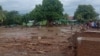 سیلاب و لغزش زمین در اندونیزیا ده‌ها کشته برجا گذاشت