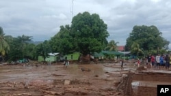 Sejumlah warga memeriksa kerusakan akibat banjir bandang di Flores Timur, Minggu, 4 April 2021. 