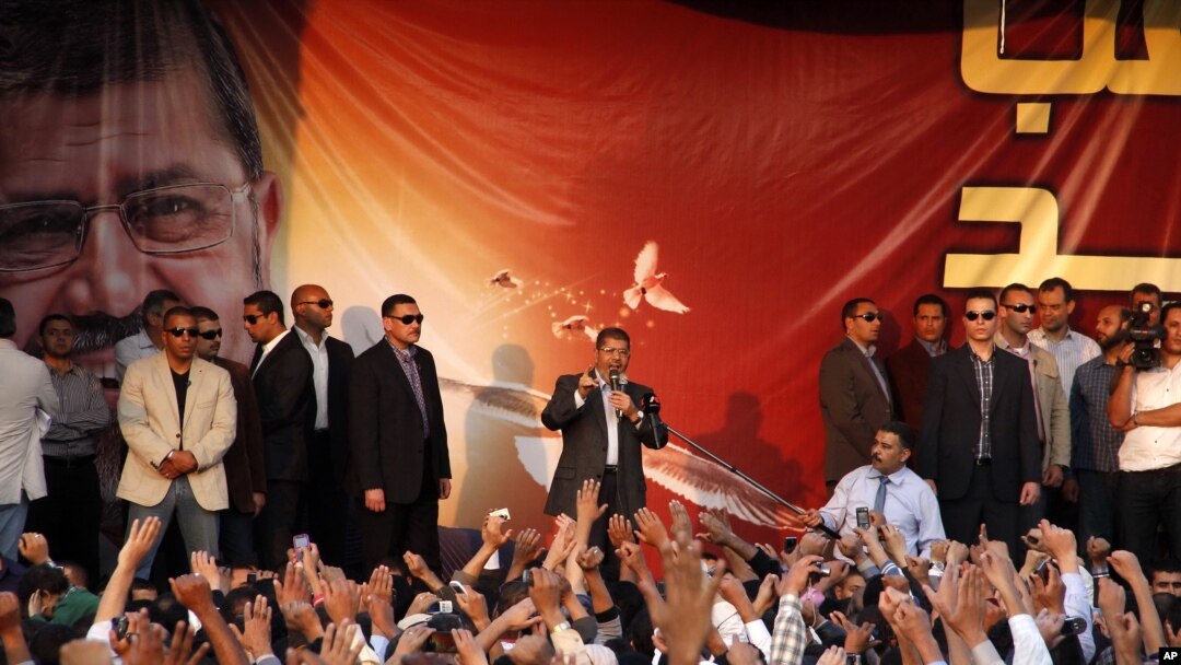 Presiden Mesir Mohammed Morsi tampil di hadapan pendukungnya di halaman Istana Presiden di Kairo, Jumat (23/11).