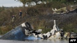 Lực lượng cứu hộ tại hiện trường vụ tai nạn máy bay gần thành phố Yaroslavl, trên sông Volga khoảng 150 dặm (240 km) về phía đông bắc Moscow, ngày 7/9/2011