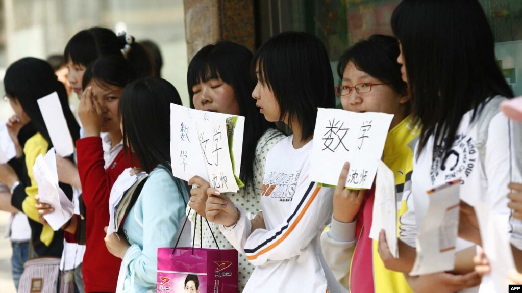 资料照- 2007年沈阳街头，一群毕业后找不到工作的大学生站在街头，手举推荐自己可为孩子提供家教的纸牌。(photo:VOA)