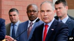 Kepala Badan Perlindungan Lingkungan (EPA) Scott Pruitt berbicara pada konferensi pers bersama Pasquale "Nino" Perrotta (kedua dari kiri) di Chicago Timur, 19 April 2017. 