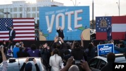 Calon Senator dari Partai Demokrat, Jon Ossoff (kiri), Raphael Warnock (kanan), dan Presiden terpilih AS Joe Biden (tengah) dalam kampanye di Center Parc Stadium di Atlanta, Georgia, 4 Januari 2021. 