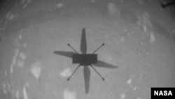 انیس اپریل 2021.کو ناسا کے ہیلی کاپٹر کی خود اپنے سائے کی لی گئی تصویر جب اس نے مریخ کی فضا میں پرواز کی۔ 