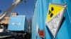 ARHIVA - Radnici istovaruju kontejner sa nuklearnom oznakom, sa obogaćenim uranjumom, u nuklearnom postrojenju u Kijevu, Ukrajina, 24. marta 2020.