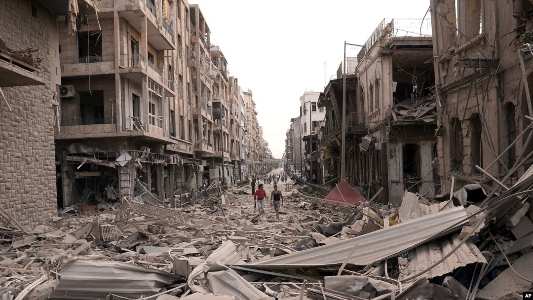 Gedung-gedung di dekat Lapangan Saadallah al-Jabri kota Aleppo, Suriah hancur akibat ledakan bom hari Rabu (3/10).