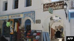 Khu chợ vắng vẽ trong thị trấn Houmet Souq trên đảo Djerba của Tunisia