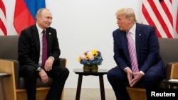 Presiden Rusia Vladimir Putin dan Presiden AS Donald Trump dalam pembicaraan di sela KTT G20 di Osaka, Jepang 28 Juni 2019 lalu. 