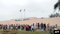 Gabonais réunis à l'extérieur du Palais de Justice à Libreville, le 5 septembre 2016.