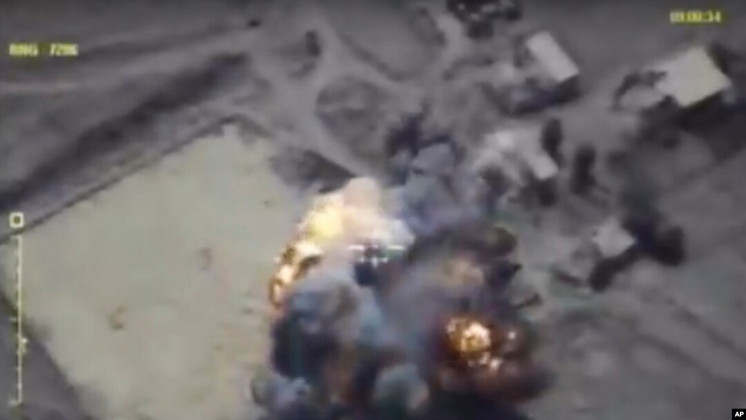 Cuplikan gambar video yang dirilis kantor media Kementerian Pertahanan Rusia pada 26 September 2017, menunjukkan serangan udara Rusia yang mengenai posisi-posisi kelompok militan di Provinsi Idlib, Suriah.