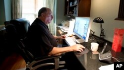 Tom Sadowski, de 65 años, sigue trabajando como diseñador gráfico en Sterling, Virginia.