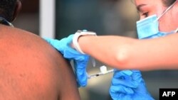 Almanya’da bugünden itibaren Eris ve diğer alt varyantlarına karşı etkili olduğu iddia edilen yeni aşıların yapılmasına başlanırken, Fransa’da ise aşı kampanyası 2 hafta önceye alındı