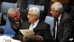 Palestinian President Mahmoud Abbas (C) confers with his Foreign Minister Riad Malki (L) and Riyad Mansour (R), Palestinian envoy to the United Nations (file photo).