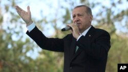 Presiden Turki Recep Tayyip Erdogan berpidato di kota Bayburt, hari Jumat (10/8). 