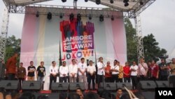 Presiden Joko Widodo berbicara di hadapan ribuan orang relawan pendukung di Bumi Perkemahan Cibubur, Jakarta (16/5). (VOA/Andylala Waluyo)