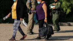Migrantes colombianos refieren largas esperas en los Centros de Procesamiento del gobierno de EEUU