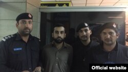 پولیس مطبوعاتو ته دا تصویر جاري کړی چې پکې په قتل تورن مجاهد افریدي د پولیس په ولکه کې لیدل کیږي