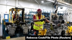 Archivo - Operario de General Motors trabajando en una línea de ensamblaje de la planta GM Romulus Powertrain en Romulus, Michigan, EEUU. 21 agosto 2019.