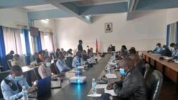 Políticos reunidos com a Polícia no Namibe