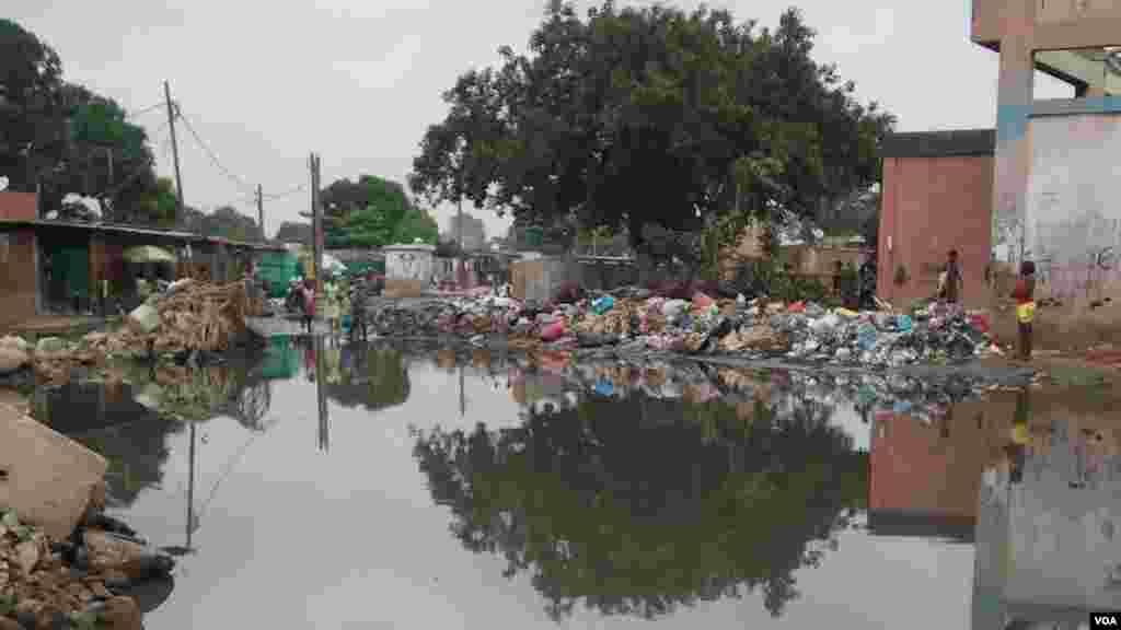 Angola, Luanda. O resultado das chuvas nos bairros da capital. Muito lixo e muitas "piscinas", propícias à proliferação de doenças como a malária ou a febre tifóide. 25 de Abril 2014