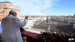 Papa Francis akitoa hotuba ya Krismasi kwenye bustani ya St Peter mjini Vatican Jumatano. (Picha ya/ VATICAN MEDIA)