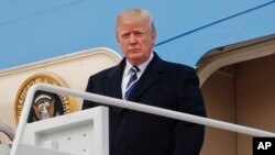 Presiden Donald Trump tiba dengan pesawat Air Force One di Pangkalan Angkatan Udara Andrews, Md., 22 April 2018. (Foto: dok).