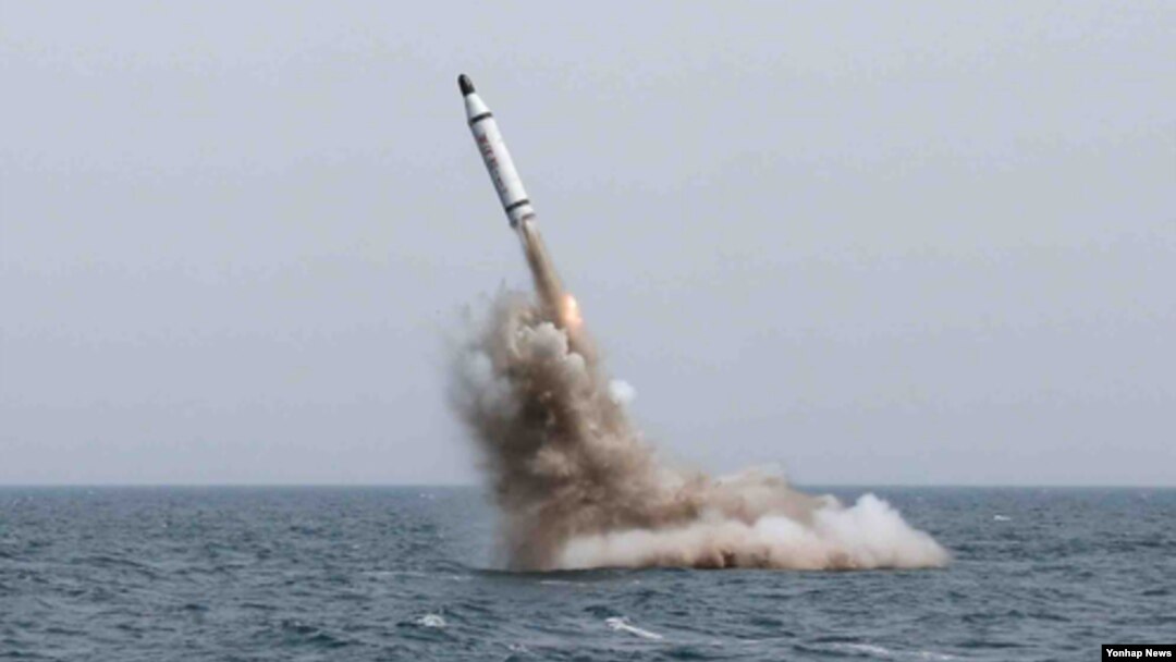 Corea del Norte se prepara para celebrar el 70 aniversario del partido gobernante y podría hacerlo con el lanzamiento de un misil balístico.