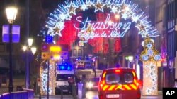 Los servicios de emergencia llegan a la escena del mercado navideño en Estrasburgo, Francia, el martes 11 de diciembre de 2018.