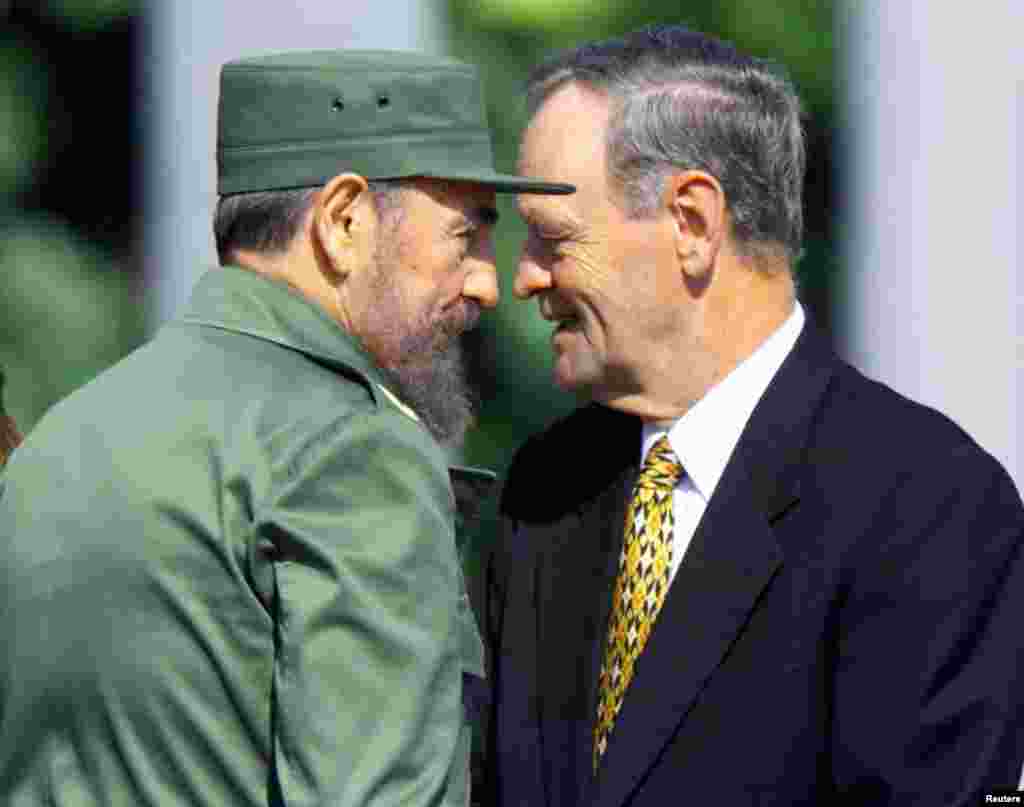 Le président cubain Fidel Castro avec le Premier ministre canadien Jean Chrétien lors de son arrivée au palace à La Havane, le 27 avril 1998.