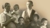 Imagen sin fecha muestra al granjero polaco Jozef Ulma junto a su esposa embarazada Wiktoria y sus hijos. Los Ulma fueron asesinados por los nazis en 1944 por acoger judíos durante la II Guerra Mundial.