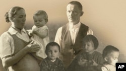 Imagen sin fecha muestra al granjero polaco Jozef Ulma junto a su esposa embarazada Wiktoria y sus hijos. Los Ulma fueron asesinados por los nazis en 1944 por acoger judíos durante la II Guerra Mundial.