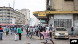 Des protestataires dans la rue à Maputo